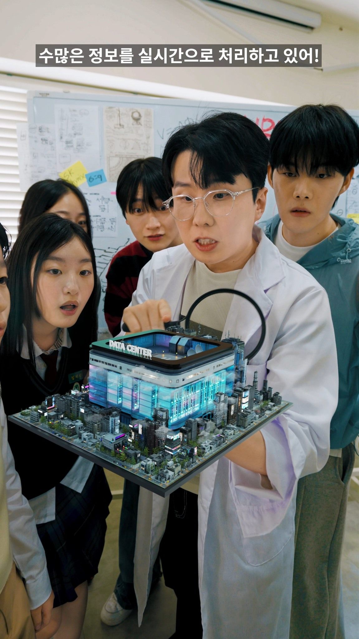 [Hy-Tactic] 🔬🧬🧪⚗️✨ 

영상으로 만나는 기술의 놀라움!
돋보기로 칩을 확대했더니..
웬 도시 하나가 들어있다?
과학 교실에서 시작된 멋진 상상💭

비디오 크리에이터 전은재와 함께 
들여다본 HBM4칩! 
지금 바로 클릭하고 만나보세요💫