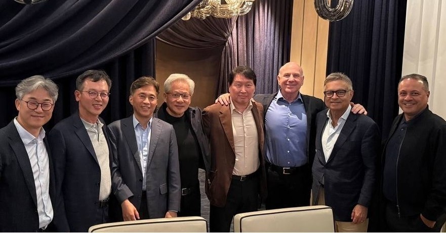 SK하이닉스가 시가총액 1조 달러를 달성한 가운데,
최태원 SK그룹 회장과 젠슨 황 NVIDIA CEO를 비롯한
양사 경영진이 만나 그 의미를 함께 나눴습니다.
이번 자리는 AI 메모리 분야에서 함께 이뤄낸 성과를 되새기고,
AI 인프라의 새로운 지평을 함께 열어가겠다는
의지를 확인하는 뜻깊은 시간이었습니다.
AI 시대를 향한 혁신의 여정은 계속됩니다.
#SKhynix #SK하이닉스 #NVIDIA #GTCTaipei #AI메모리