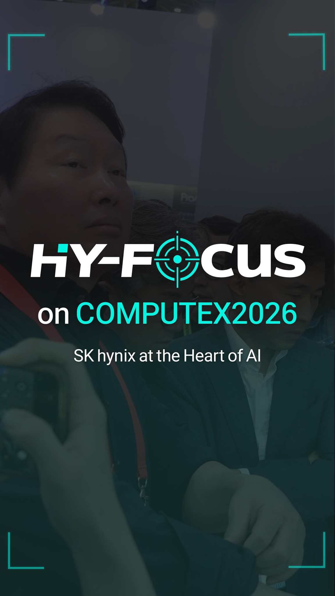 COMPUTEX 2026, 'At the core of the AI wave - Memory!'를 주제로 펼쳐진 SK하이닉스 부스를 함께 둘러볼까요?
 
가장 먼저 만나는 공간은 AI Factory. 
NVIDIA와의 협업 제품을 전시하며,
AI 인프라의 심장부에 'Hynix inside'가 자리하고 있음을 
직접 확인할 수 있는 곳입니다.
 
이어지는 제품 Portfolio 존에서는 
'Infrastructure & Next-Gen'과 
'AI Frontier & Industry Standard' 두 영역을 통해 
AI 시대를 이끄는 SK하이닉스의 제품 포트폴리오를 
한눈에 만나볼 수 있습니다.
 
마지막 Tarot Event 존에서는 AI 기반 사진 합성 체험을 통해
기술과 문화의 만남을 전했습니다.
 
AI 산업의 기술 방향성을 제시하고, 
핵심 공급망 플레이어로 거듭난 SK하이닉스.
 
AI 물결의 중심에서 메모리의 미래를 그려가고 있습니다.
 
#SKhynix #SK하이닉스 #computex #AI #AI메모리