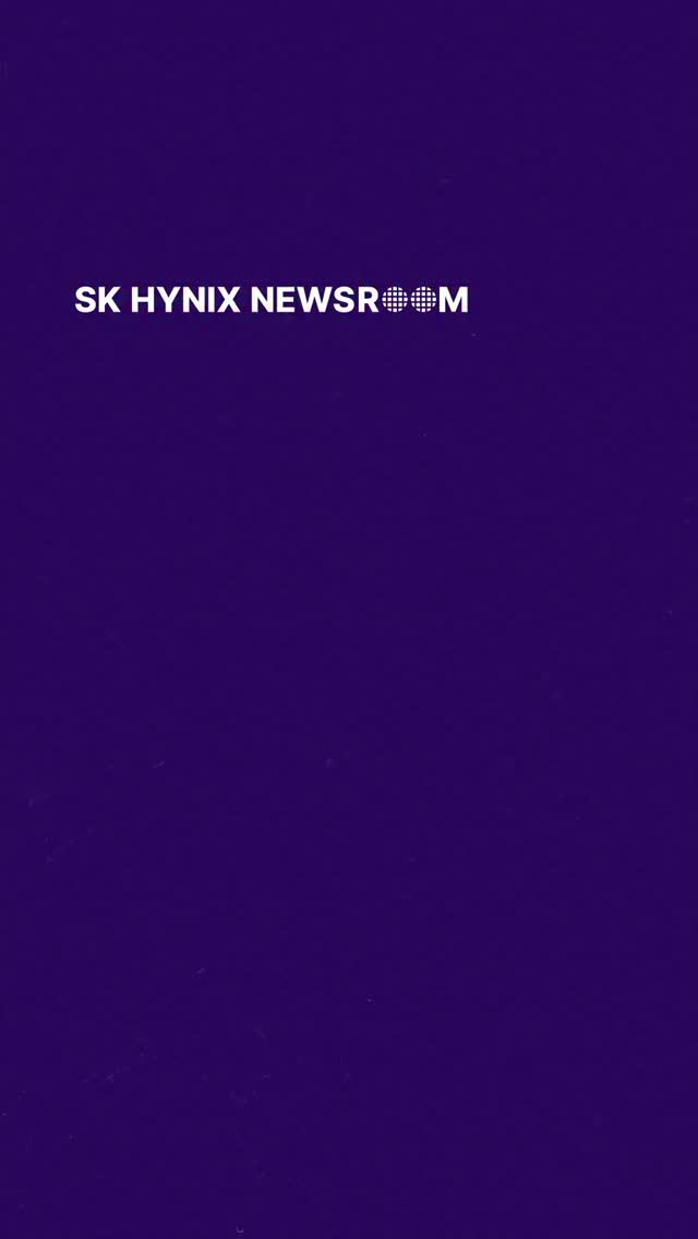 SK하이닉스, 차세대 AI 메모리 ‘HBM4E’ 12단 샘플 공급

SK하이닉스는 차세대 AI용 초고성능 D램 신제품인 ‘HBM4E’ 12단 샘플을 주요 고객사들에 공급했다고 18일 밝혔습니다.

이번 신제품은 핀당 최대 16Gbps의 데이터 처리 속도를 구현하고 에너지 효율을 20% 이상 개선해, AI 학습과 추론에 필수적인 데이터 처리 성능을 대폭 높였습니다.

업계 최고의 기술 경쟁력과 양산 역량을 HBM4E에서도 이어가, AI 혁신을 리드하는 SK하이닉스!

👉 자세한 내용은 SK하이닉스 뉴스룸과 유튜브에서 만나보세요.

#SK하이닉스 #SK하이닉스뉴스룸 #AI메모리 #HBM #HBM4E