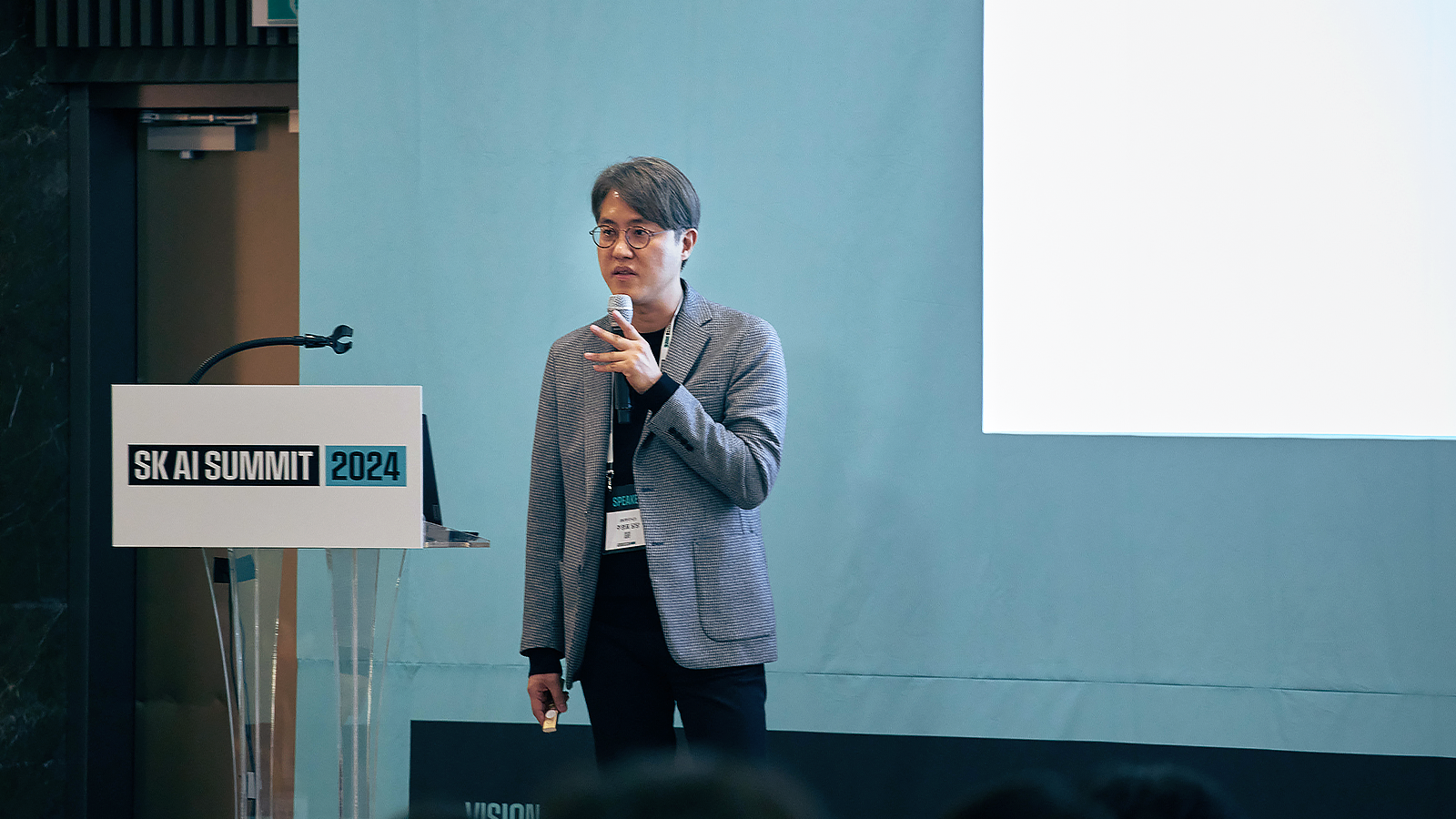 SK AI 서밋 2024에 참가한 유승주 교수, 박문필(HBM PE 담당) 부사장, 구건재 교수, 주영표(소프트웨어 솔루션 담당) 부사장
