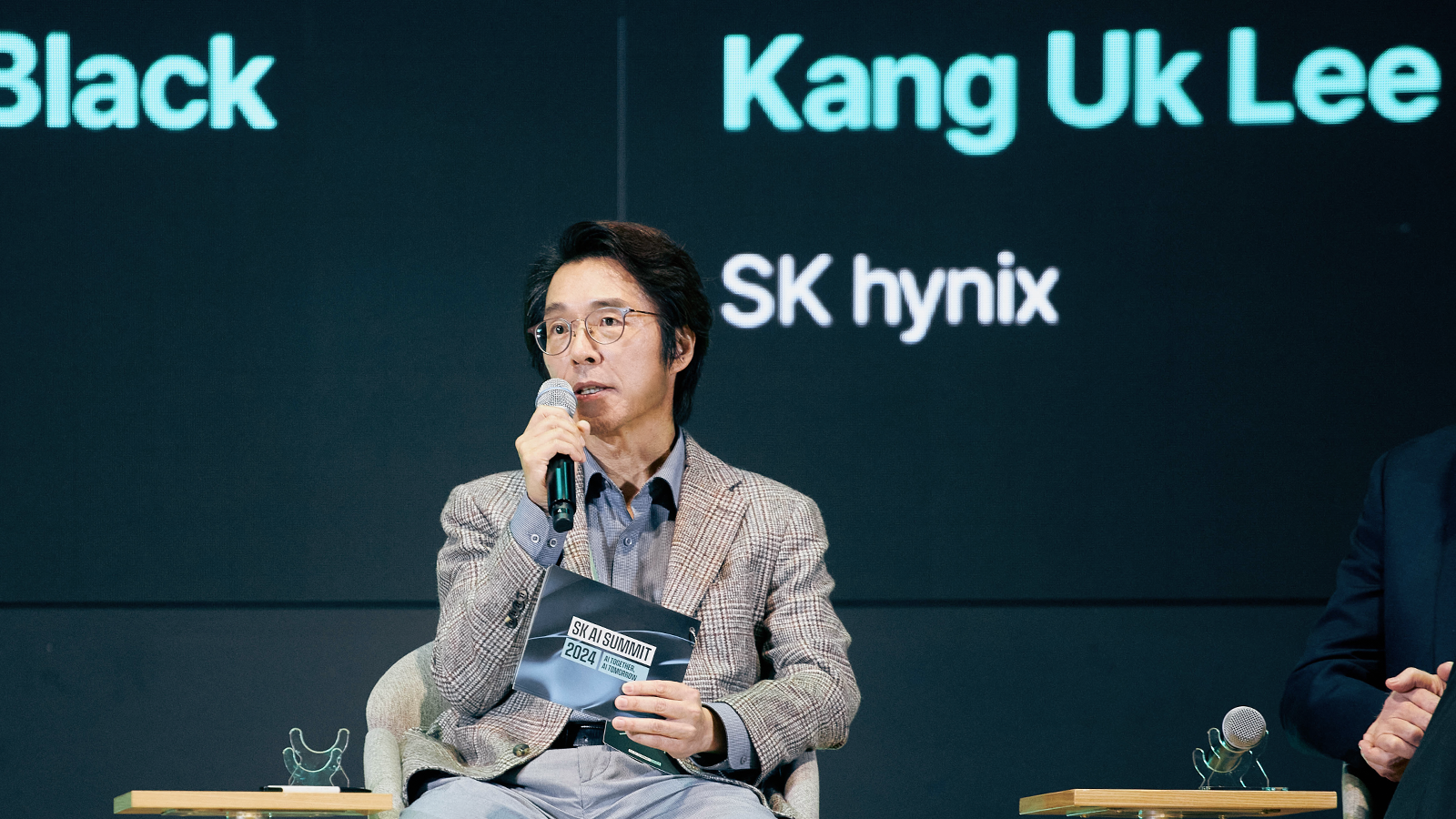 관계자들과 토의를 진행하고 있는 이강욱(PKG개발 담당) 부사장