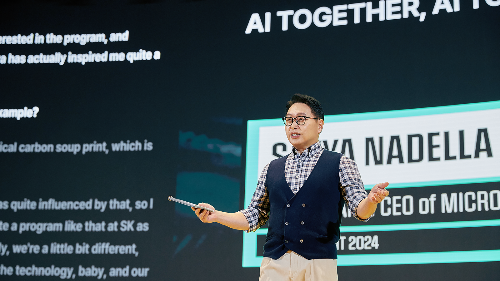 SK AI 서밋 2024에서 개회사를 전하고 있는 SK 최태원 회장