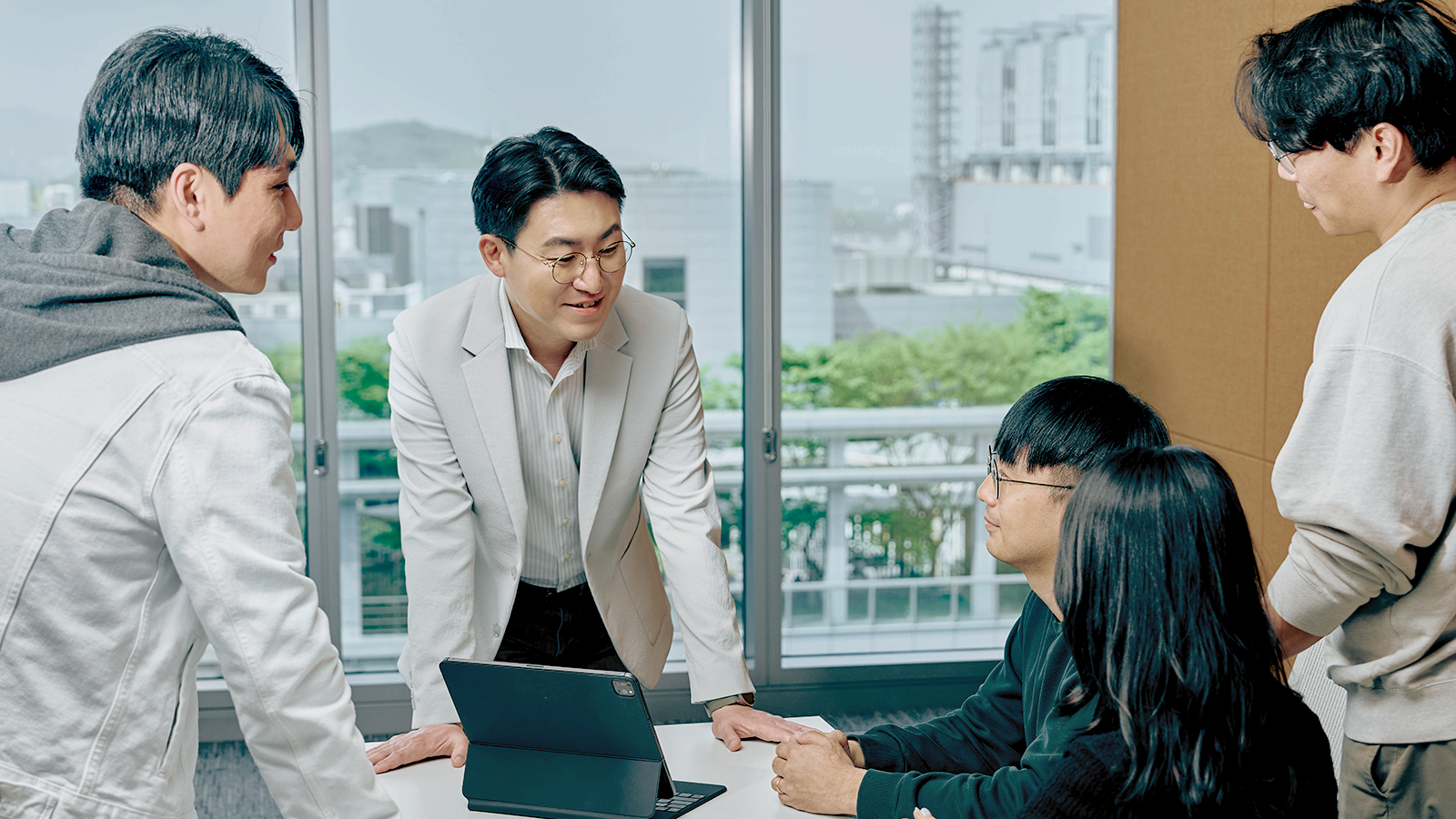 미래전략 담당 류병훈 부사장이 구성원들과 시황에 관해 이야기하고 있다.