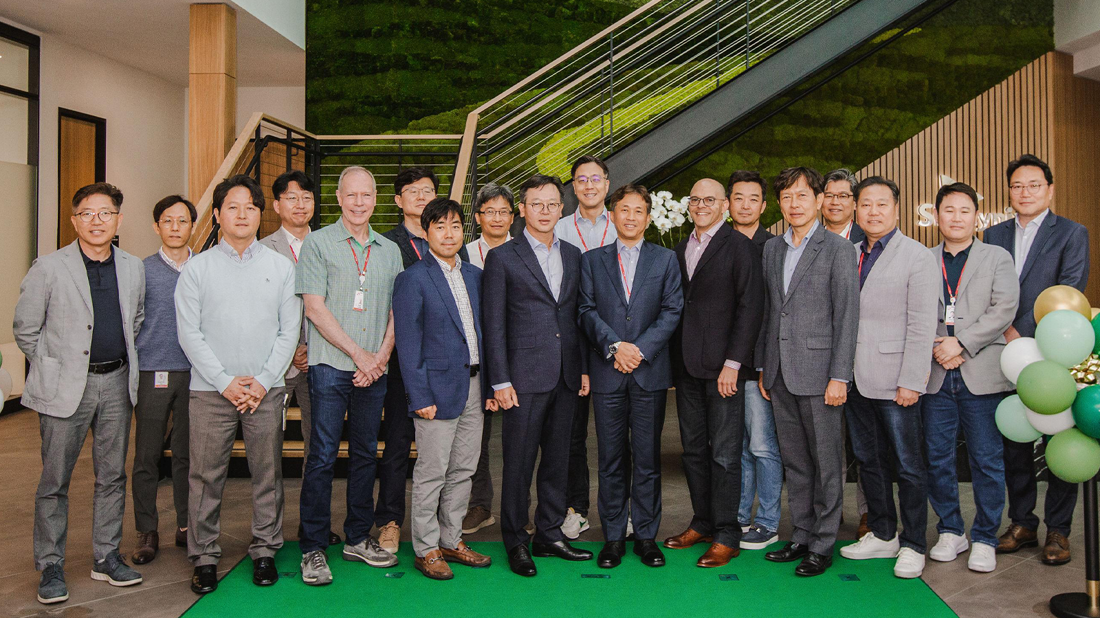 17일(미국 시간) SK하이닉스 미주법인 재개관식에 참석한 곽노정 대표이사 사장(앞줄 왼쪽에서 네번째)과 김주선 AI Infra 사장(앞줄 왼쪽에서 다섯번째)