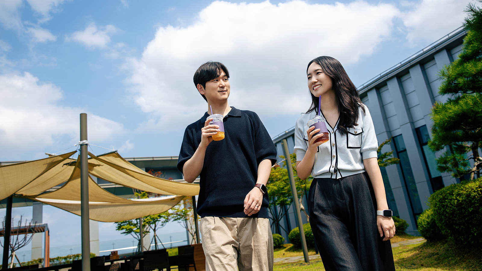 점심시간 산책을 즐기는 김수아·조은호 TL 부부