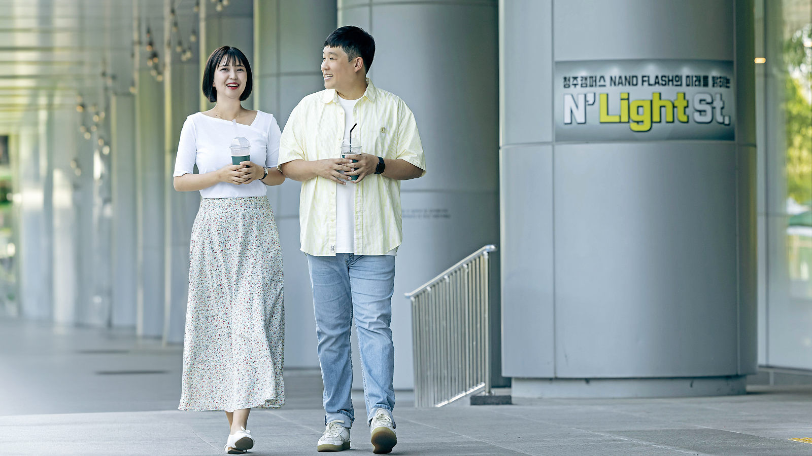 점심 후 산책을 즐기는 윤다솜·함경철 TL 부부