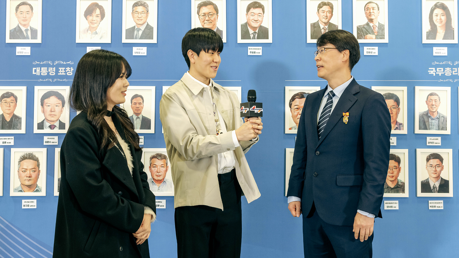 장태수 부사장(오른쪽)을 인터뷰하고 있는 방승현(가운데), 최수형(왼쪽) SK하이닉스 앰버서더