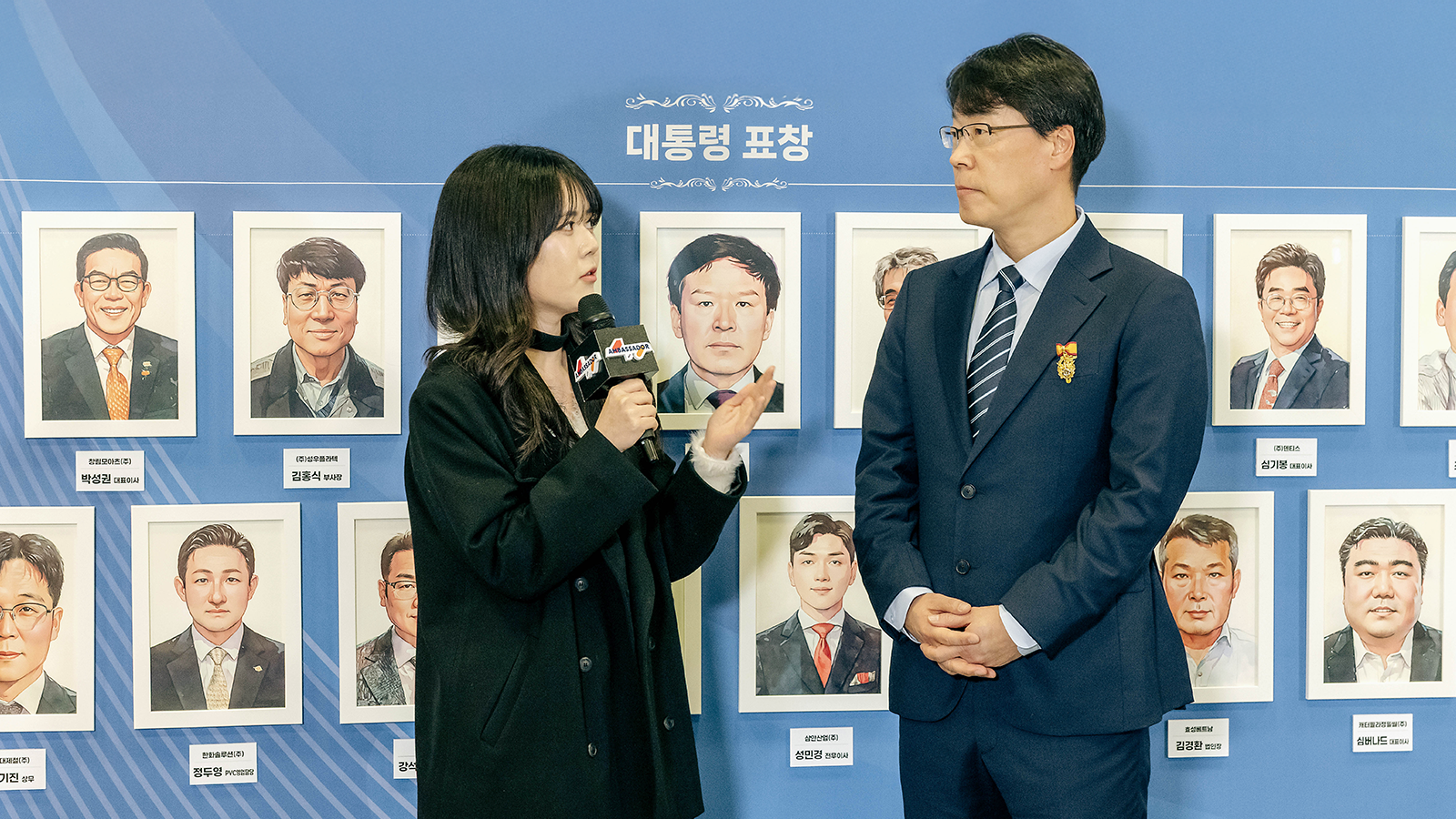 장태수 부사장(오른쪽)을 인터뷰하고 있는 최수형(왼쪽) SK하이닉스 앰버서더