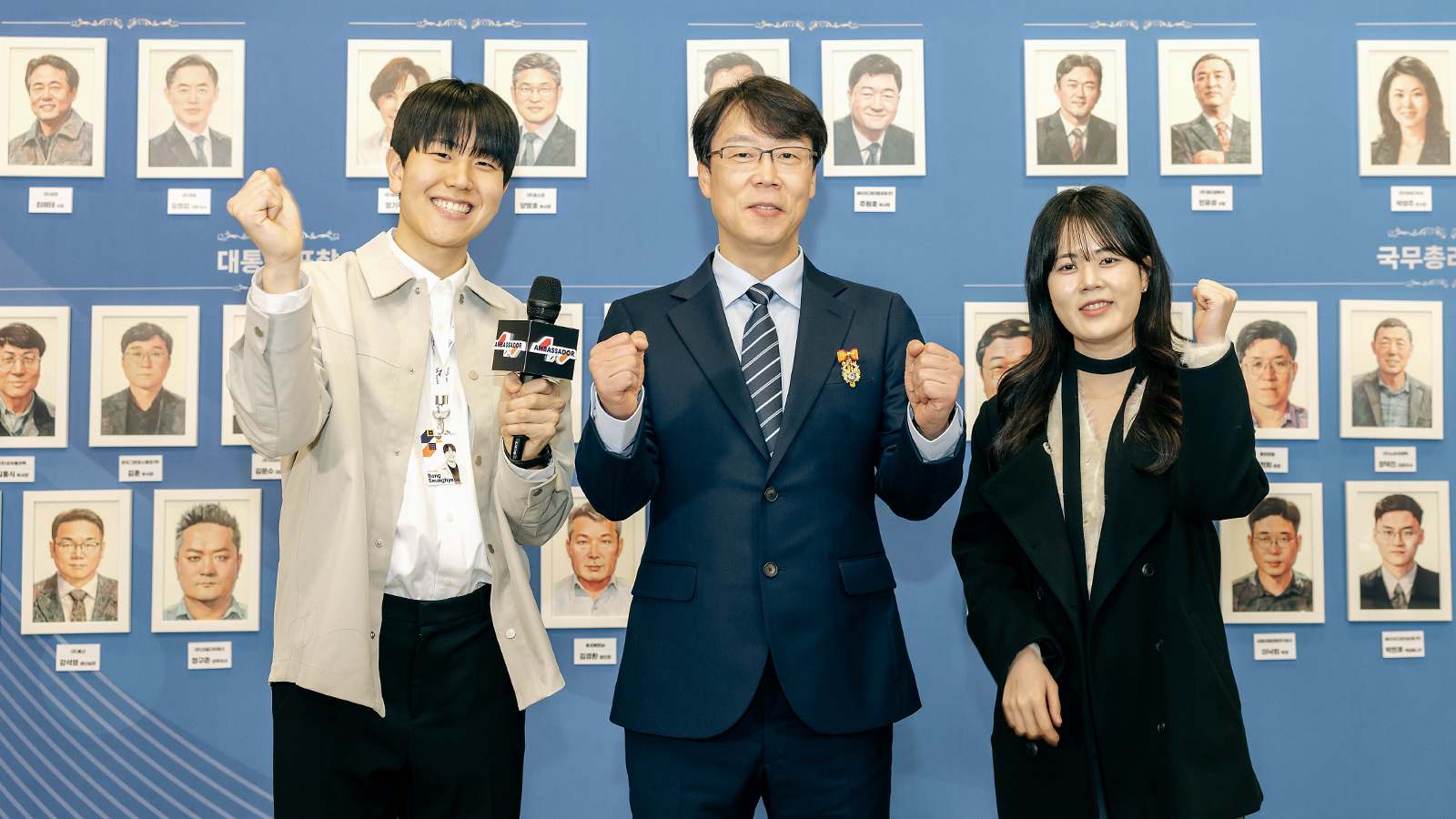 장태수 부사장(가운데)을 인터뷰하고 있는 방승현(왼쪽), 최수형(오른쪽) SK하이닉스 앰버서더