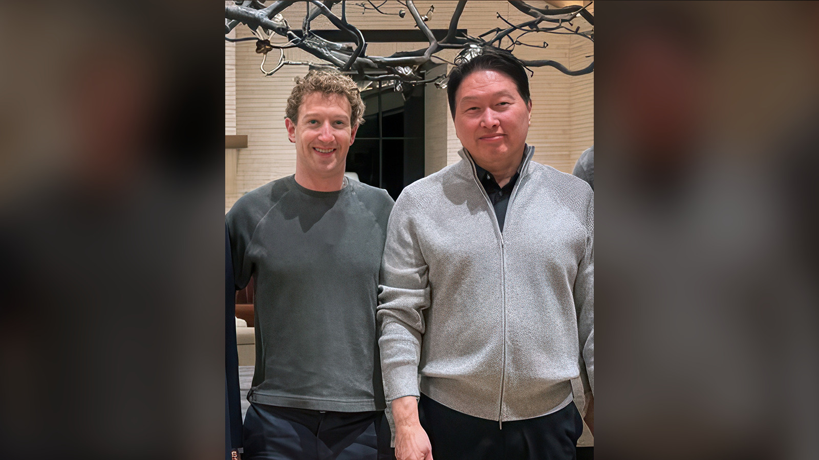 마크 저커버그 메타 CEO(왼쪽)와 만난 최태원 SK그룹 회장(오른쪽)