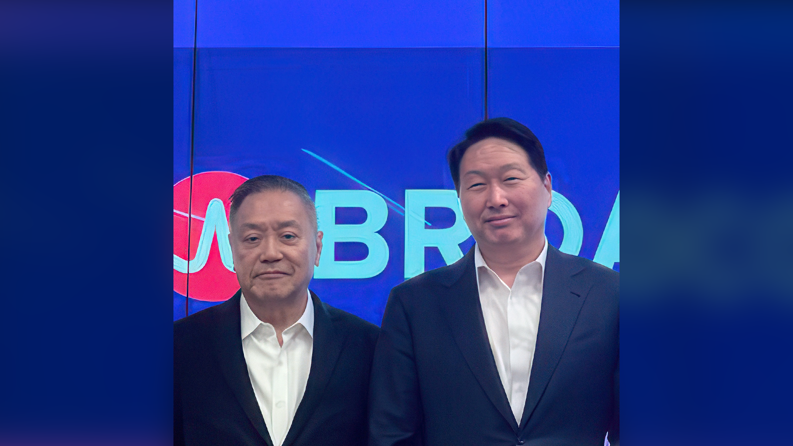 혹 탄 브로드컴 CEO(왼쪽)와 만난 최태원 SK그룹 회장(오른쪽)