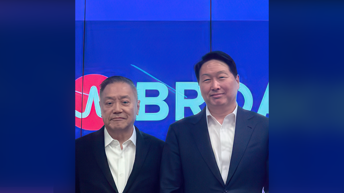 혹 탄 브로드컴 CEO(왼쪽)와 만난 최태원 SK그룹 회장(오른쪽)