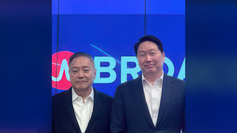 혹 탄 브로드컴 CEO(왼쪽)와 만난 최태원 SK그룹 회장(오른쪽)