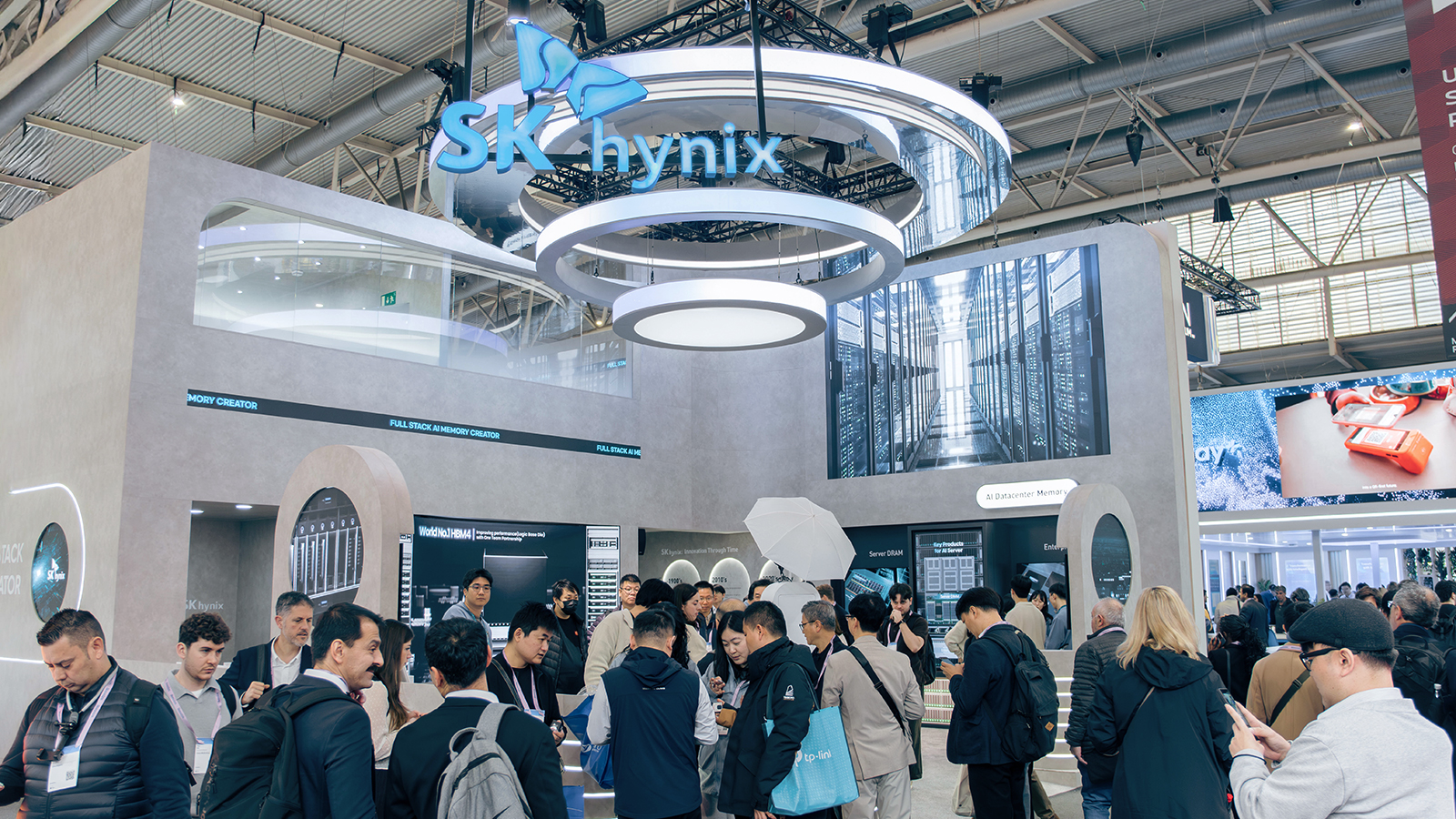 SK하이닉스 부스를 둘러보고 있는 관람객들
