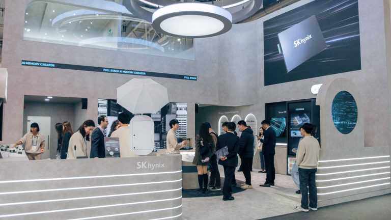 SK하이닉스 부스를 둘러보고 있는 관람객들