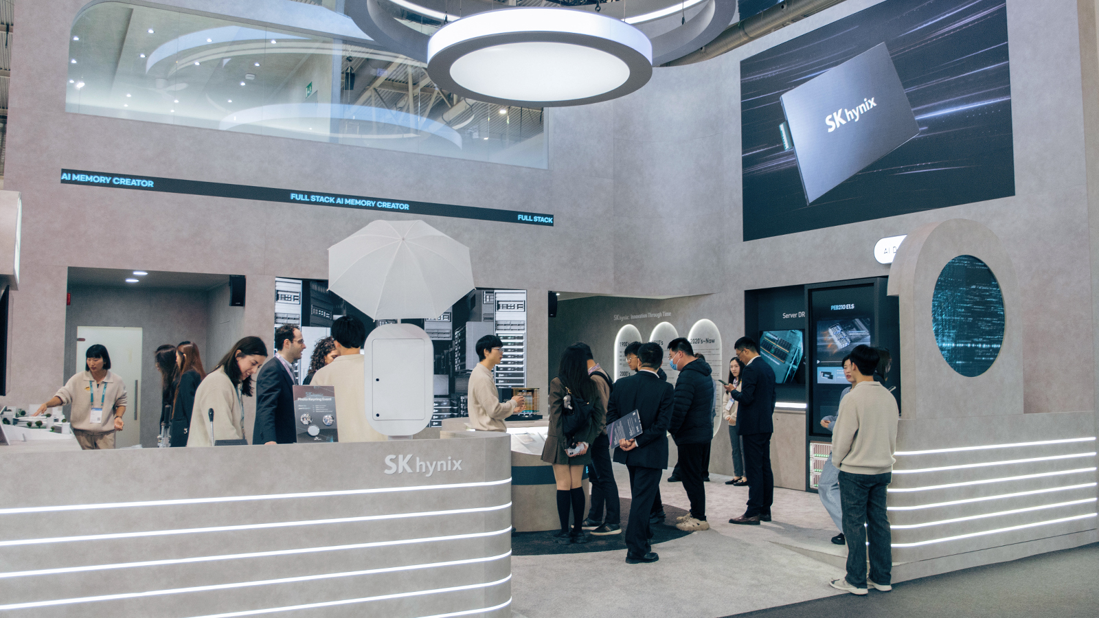 SK하이닉스 부스를 둘러보고 있는 관람객들