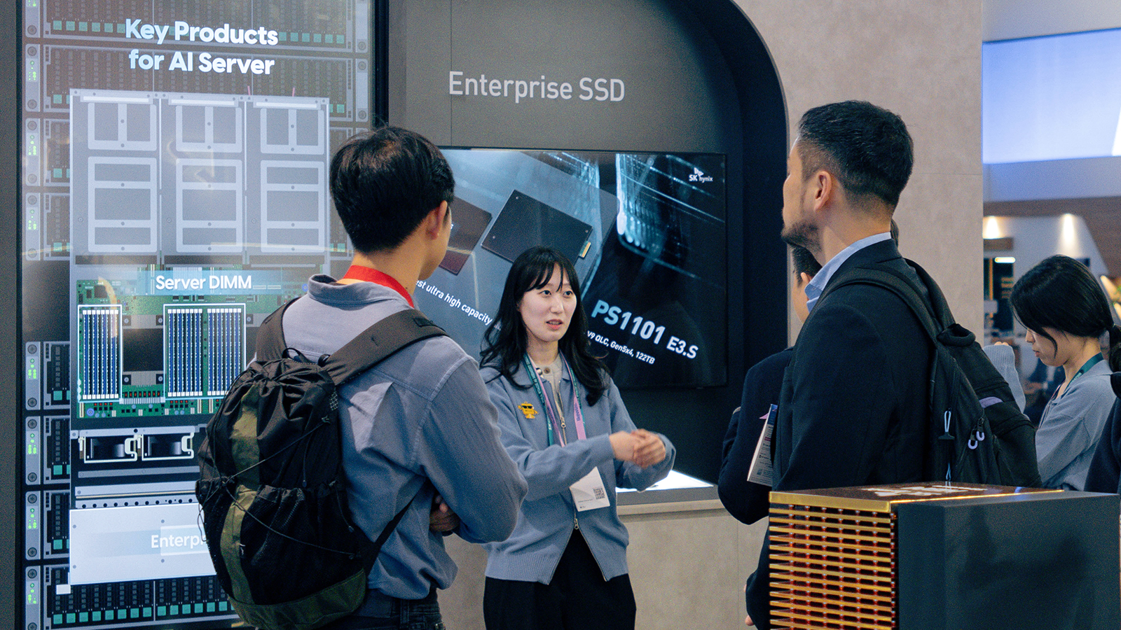 SK하이닉스 부스를 둘러보고 있는 관람객들