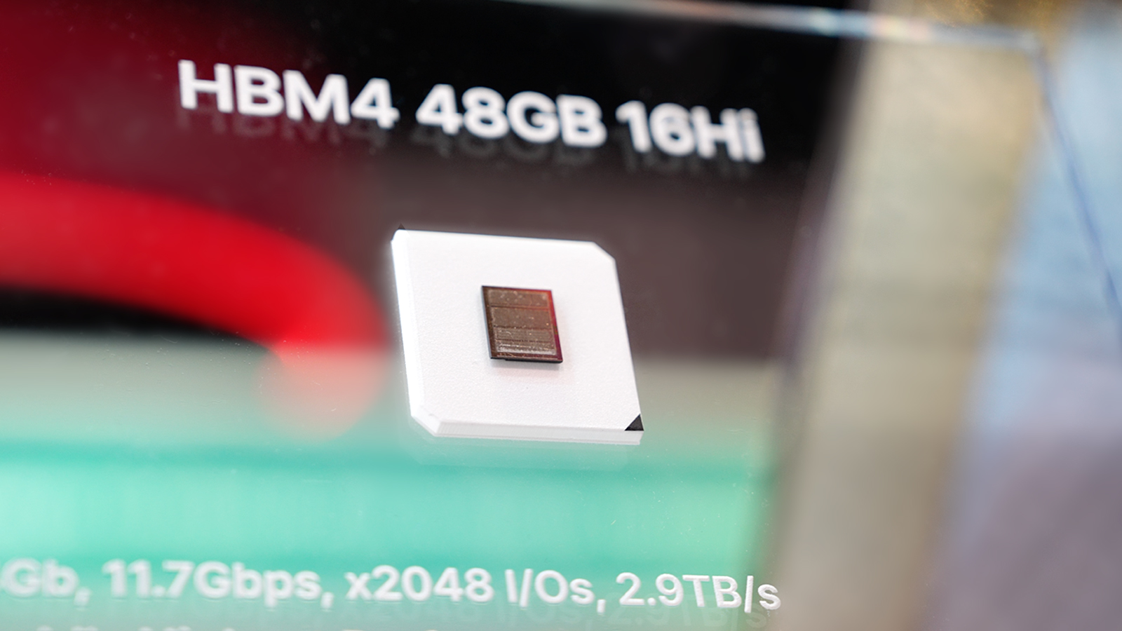 SK하이닉스 부스에서 공개된 HBM4 실물