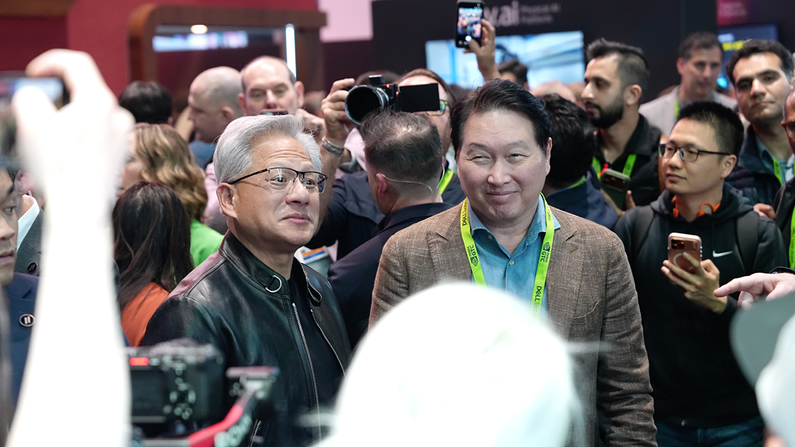 GTC 2026에서 엔비디아 젠슨 황 CEO와 함께 SK하이닉스 부스를 방문중인 최태원 SK그룹 회장