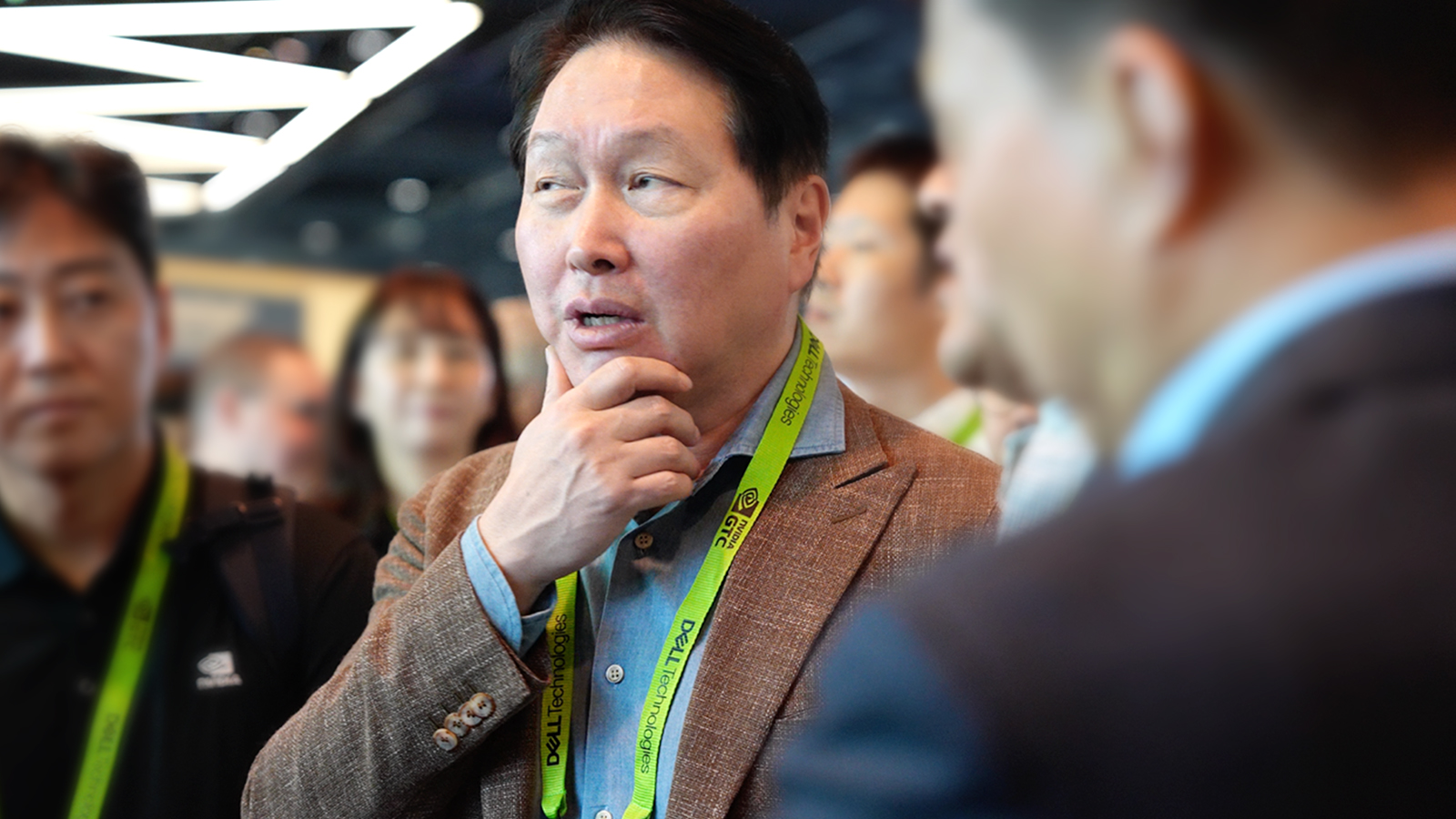 엔비디아 부스에서 질문을 이어가는 최태원 SK그룹 회장