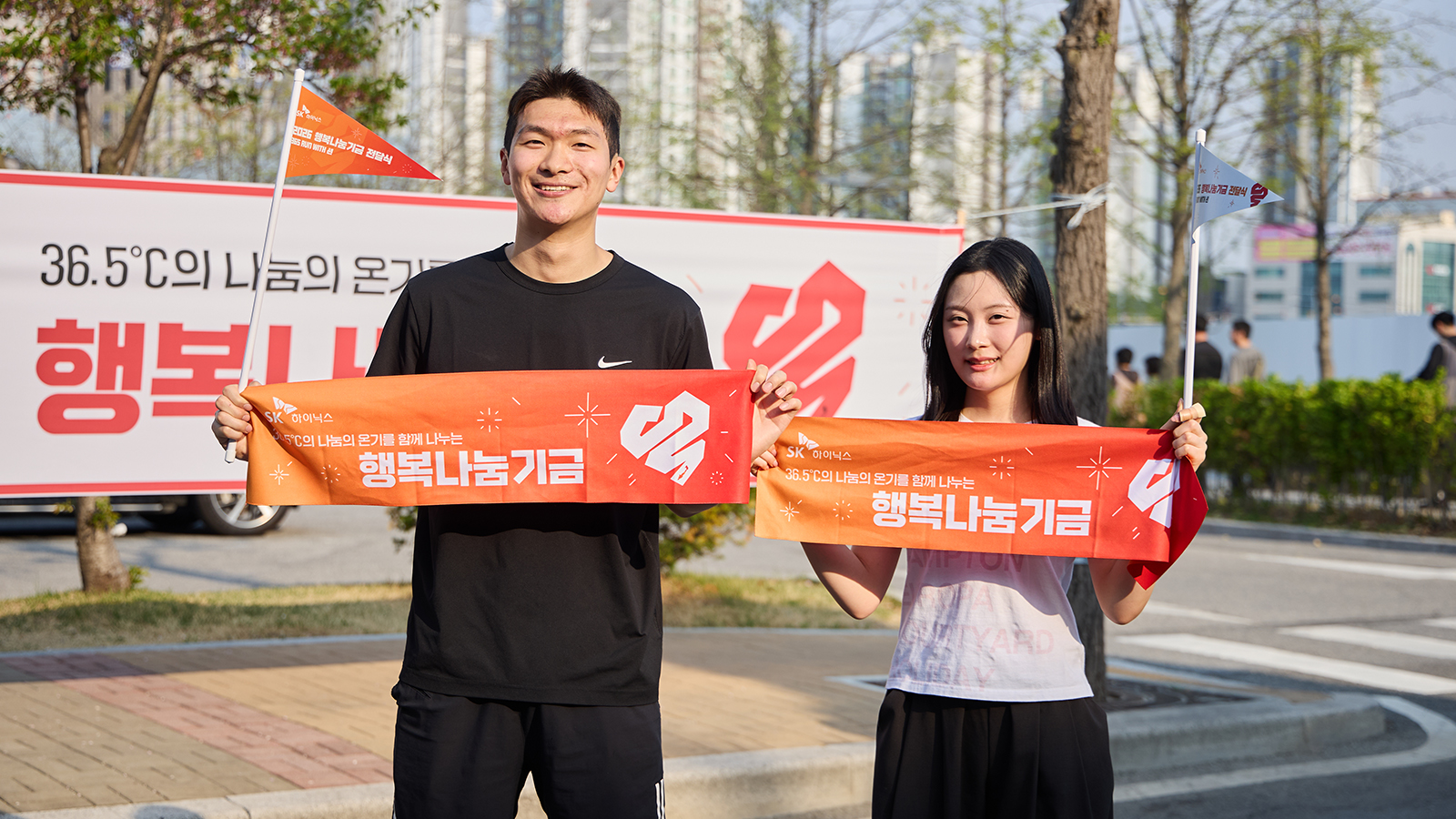 ▲ (왼쪽부터) 완주 후 인터뷰에 응해준 방승원 TL(DRAM System Quality팀), 김보경 TL(Computing Server AE팀)