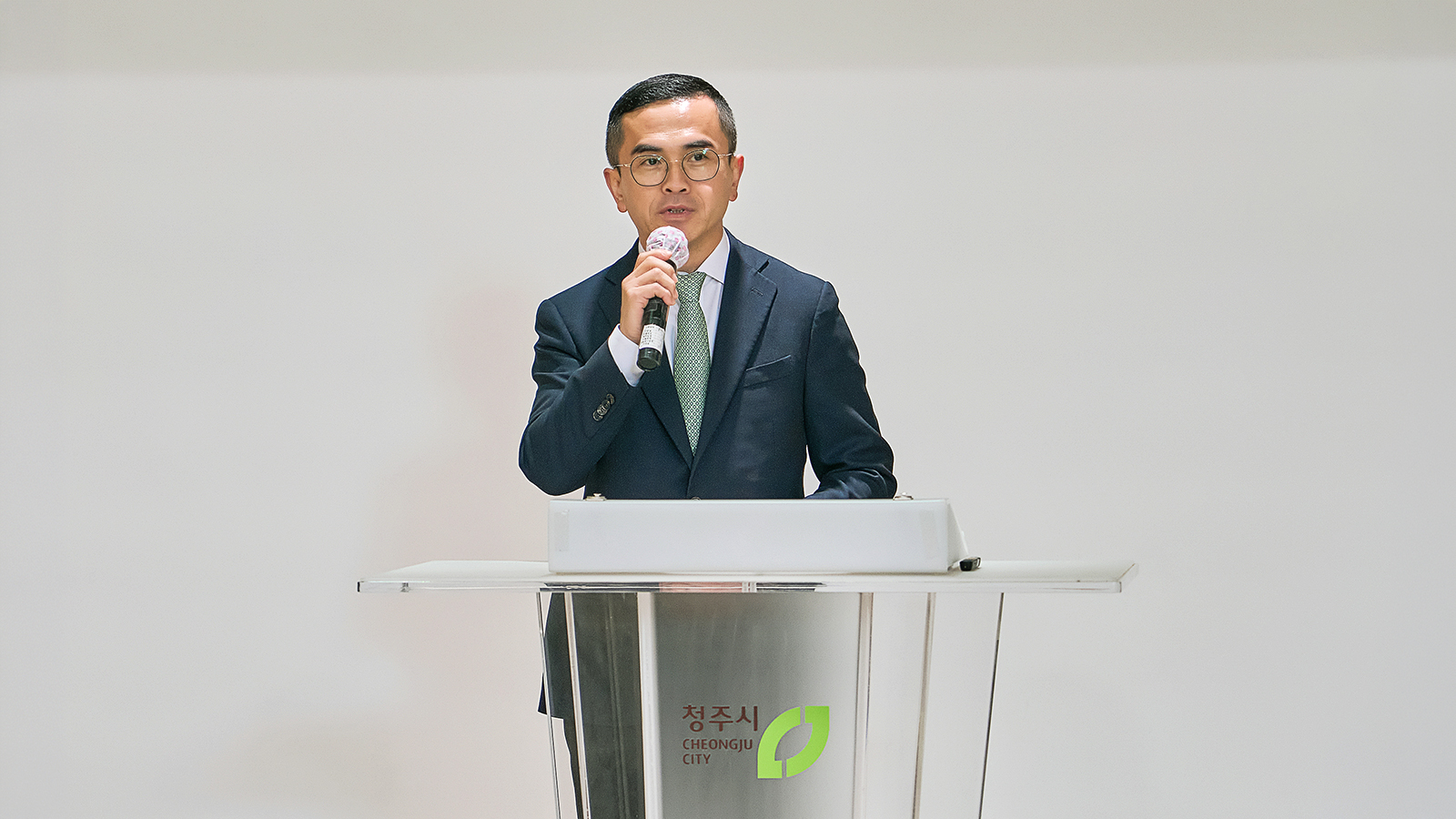 [상생 IN사이드] 배우던 어르신, 이제는 가르치는 선생님… SK하이닉스 'ICT해피에이징'이 만든 배움의 선순환 story 인물 이미지 2026 03
