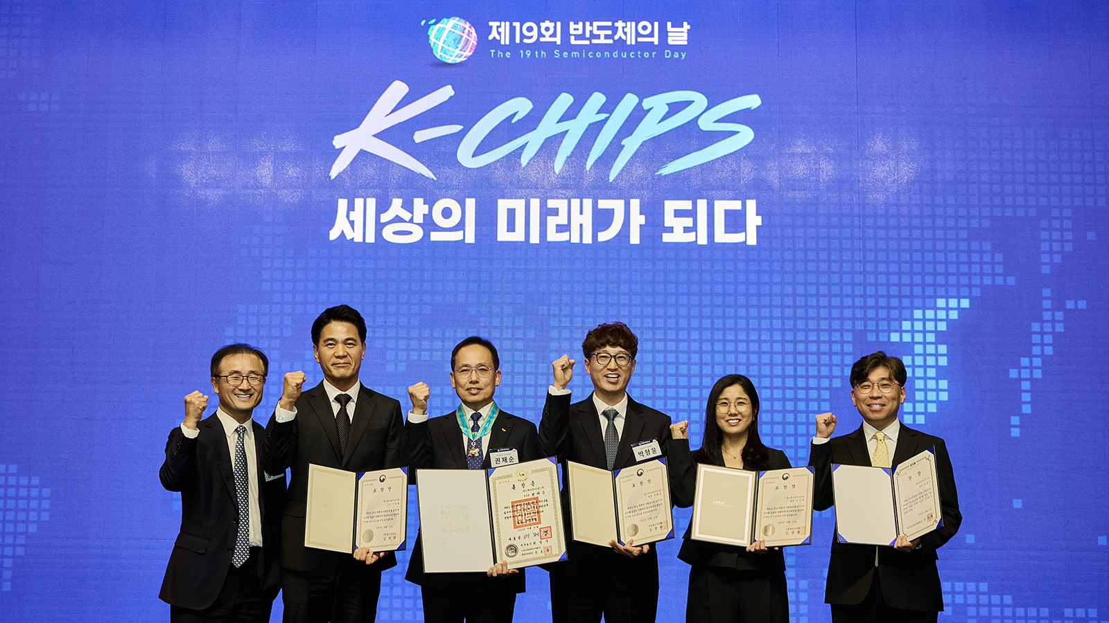 기술 혁신으로 쌓아 올린 금자탑… SK하이닉스, ‘제19회 반도체의 날’서 5관왕 영예 인물 이미지 STORY 2026