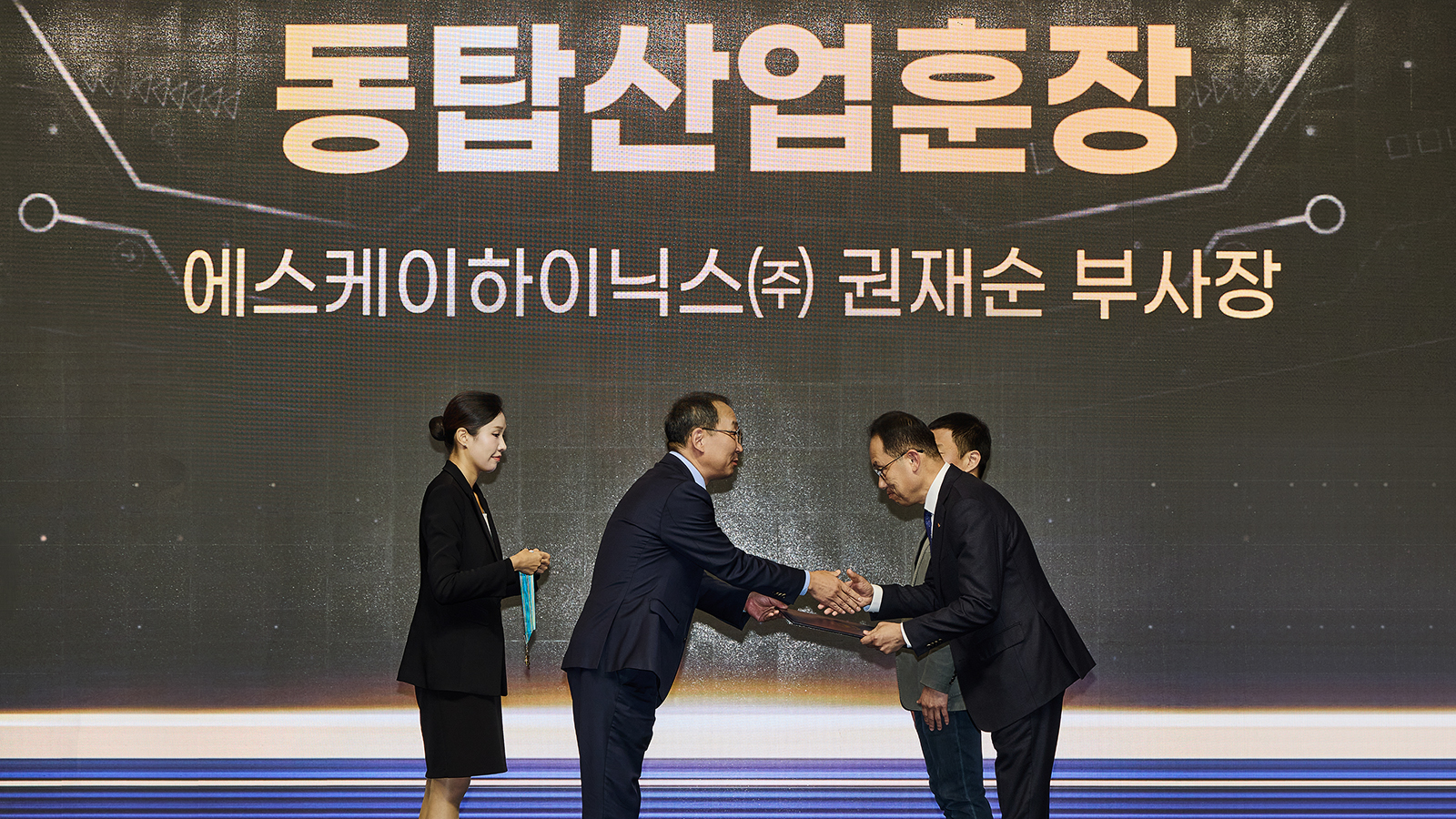 기술 혁신으로 쌓아 올린 금자탑… SK하이닉스, ‘제19회 반도체의 날’서 5관왕 영예 인물 이미지 STORY 2026 03