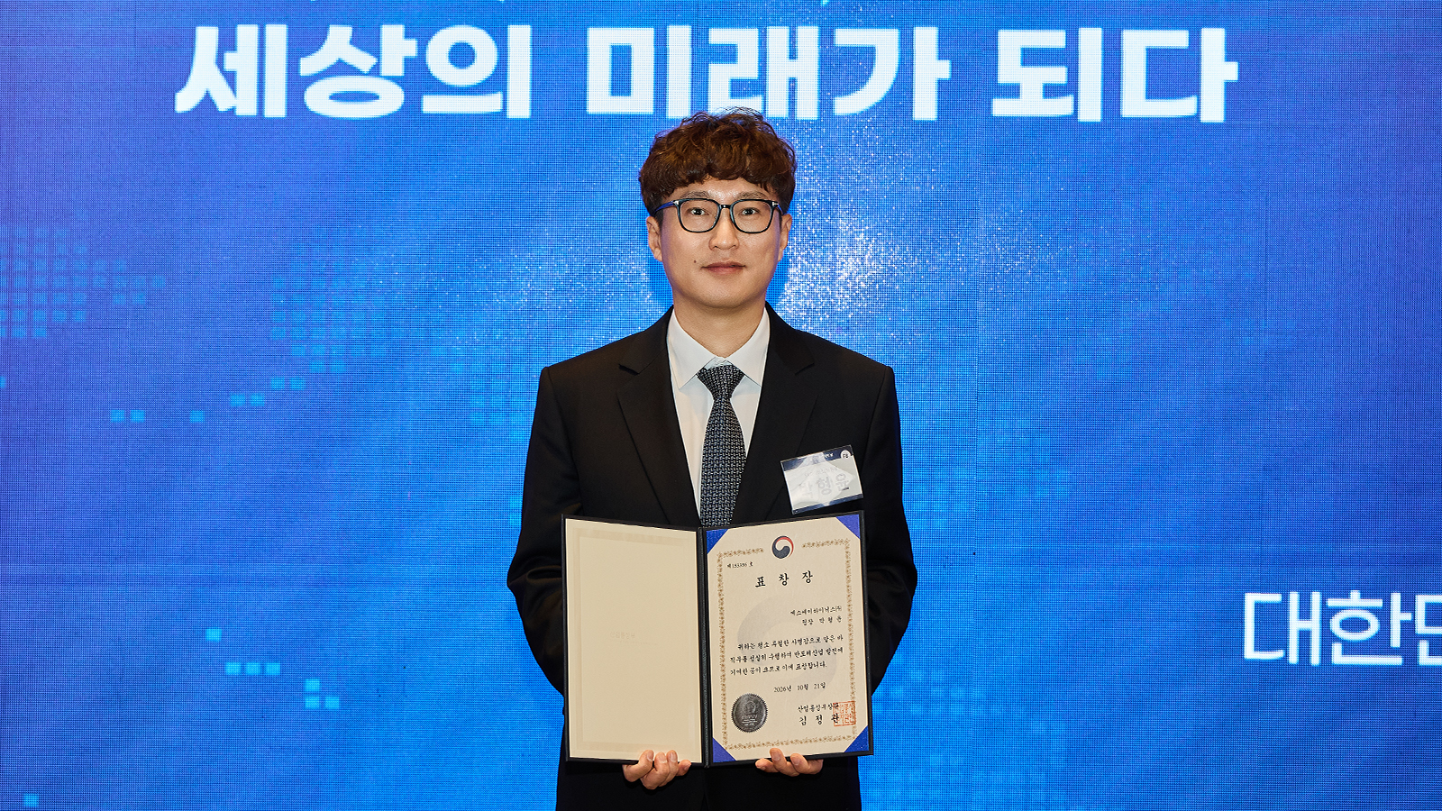 기술 혁신으로 쌓아 올린 금자탑… SK하이닉스, ‘제19회 반도체의 날’서 5관왕 영예 인물 이미지 STORY 2026 04