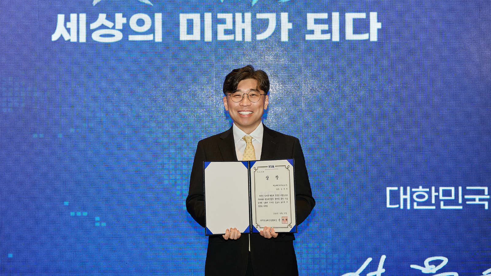 기술 혁신으로 쌓아 올린 금자탑… SK하이닉스, ‘제19회 반도체의 날’서 5관왕 영예 인물 이미지 STORY 2026